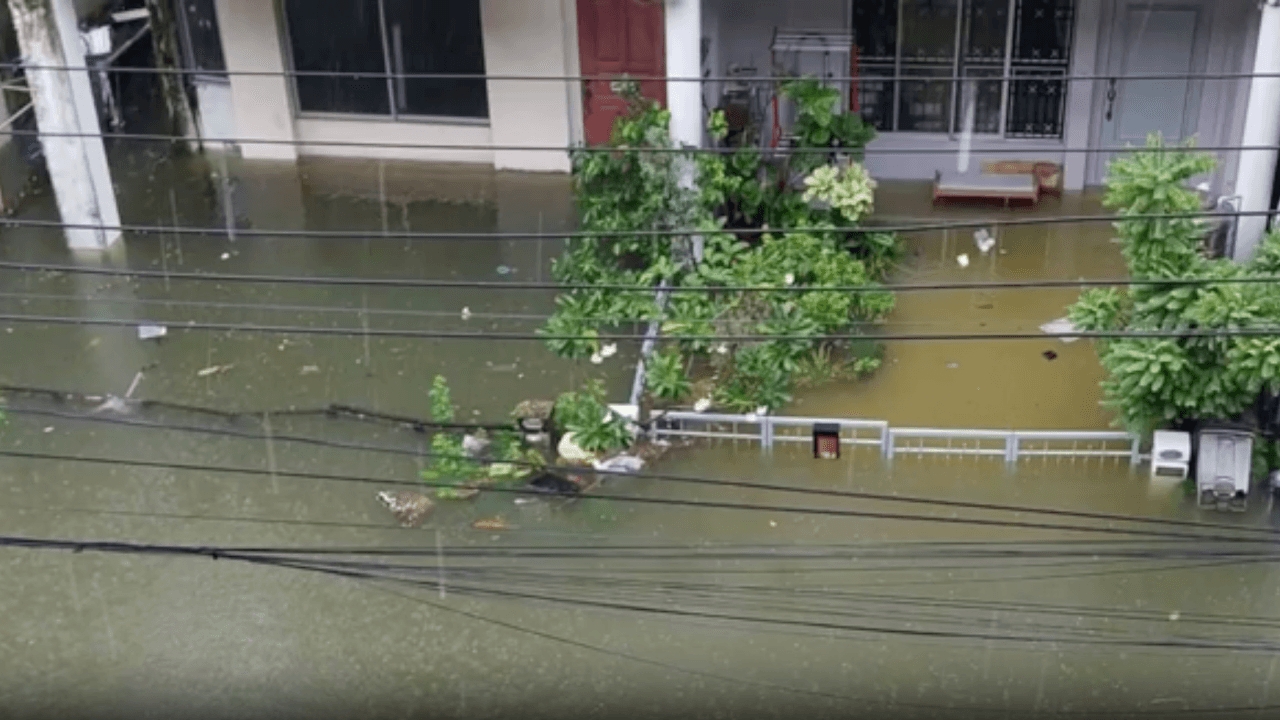 รัตนาธิเบศร์ 18 น้ำท่วมเกือบเมตรลดแล้ว บ้านเสียหายกว่า 700 หลัง รถอีก 200 คัน