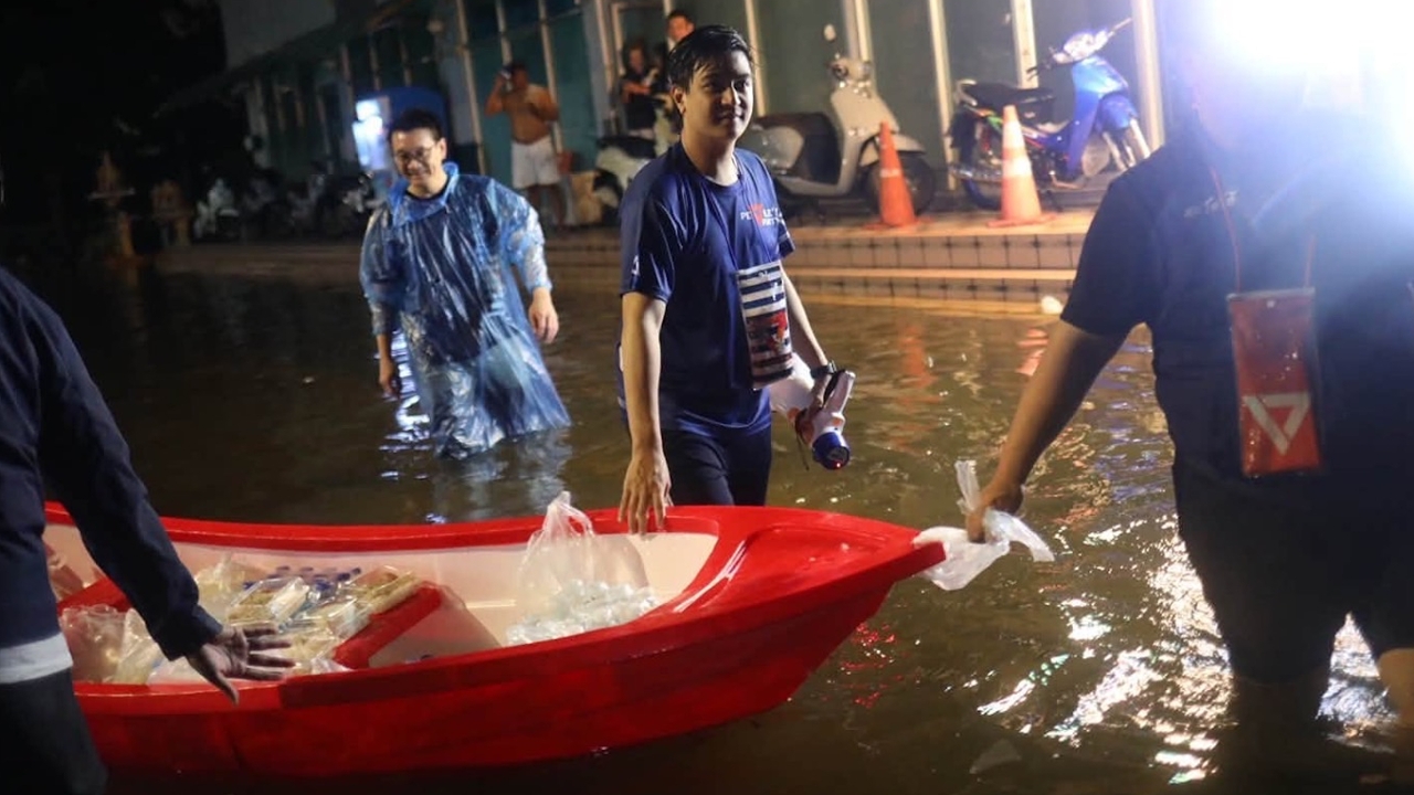 “พริษฐ์”เผย สส.พรรคประชาชน เดินหน้าใช้กลไกสภาแบ่งทีมส่งของในพื้นที่