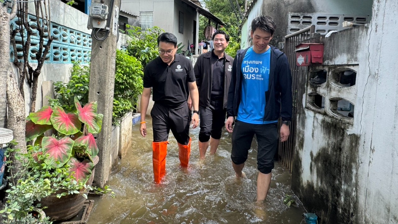 “สกลธี” ลุยเขตหลักสี่มอบถุงยังชีพ-ผ้าอ้อมผู้ใหญ่ให้ผู้ป่วยติดเตียง