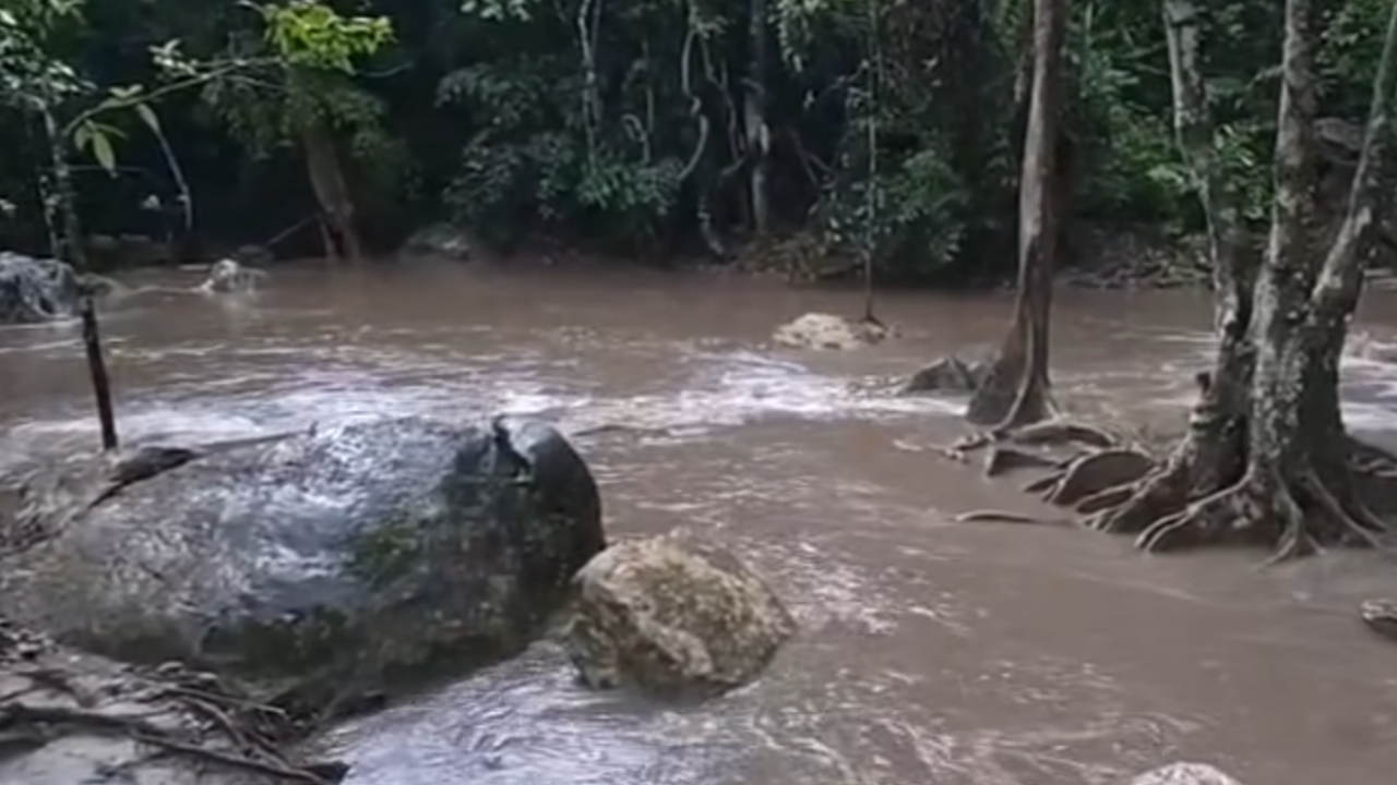 อุทยานฯ เอราวัณ งดเล่นน้ำชั่วคราว หลังฝนตกหนัก ถนนหลายสายในกาญจนบุรี ยังมีน้ำท่วมขัง