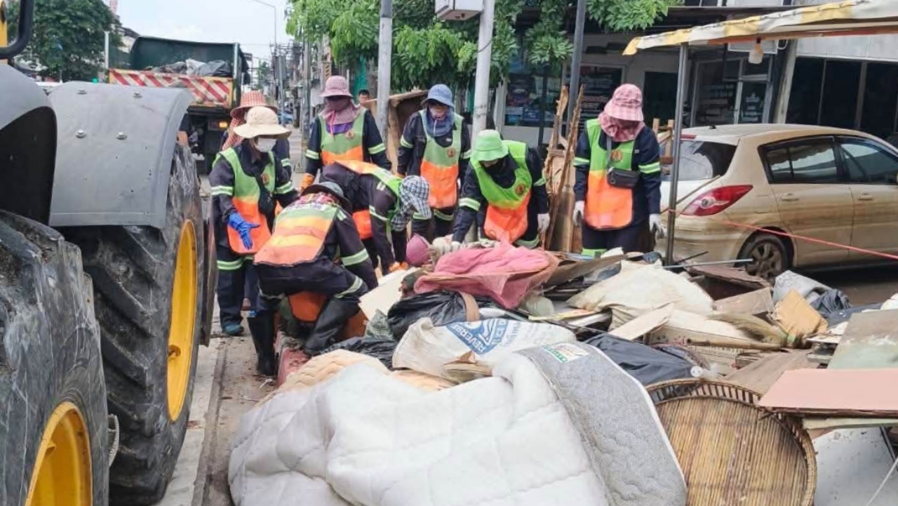 เร่งเก็บขยะชิ้นใหญ่ เคหะร่มเกล้า น้ำท่วมขังถนนใน กทม. เหลือ 1 จุด ใต้สะพานคลองสามวา