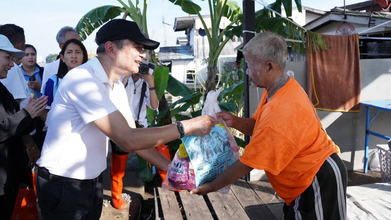 “อภิสิทธิ์-เมฆินทร์” ลุยน้ำท่วมนนทบุรี ลงเรือเกาะเกร็ด-ท่าอิฐ มอบถุงยังชีพ 