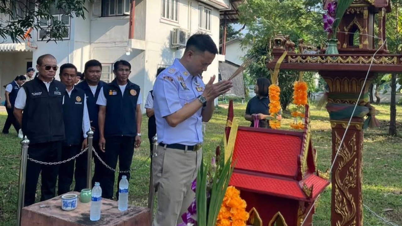 ชาวบ้านลำสนธิ แห่ต้อนรับ “เสฏฐวุฒิ” นายอำเภอคนใหม่ เจ้าตัวไม่ขอพูดเรื่องถูกเด้ง