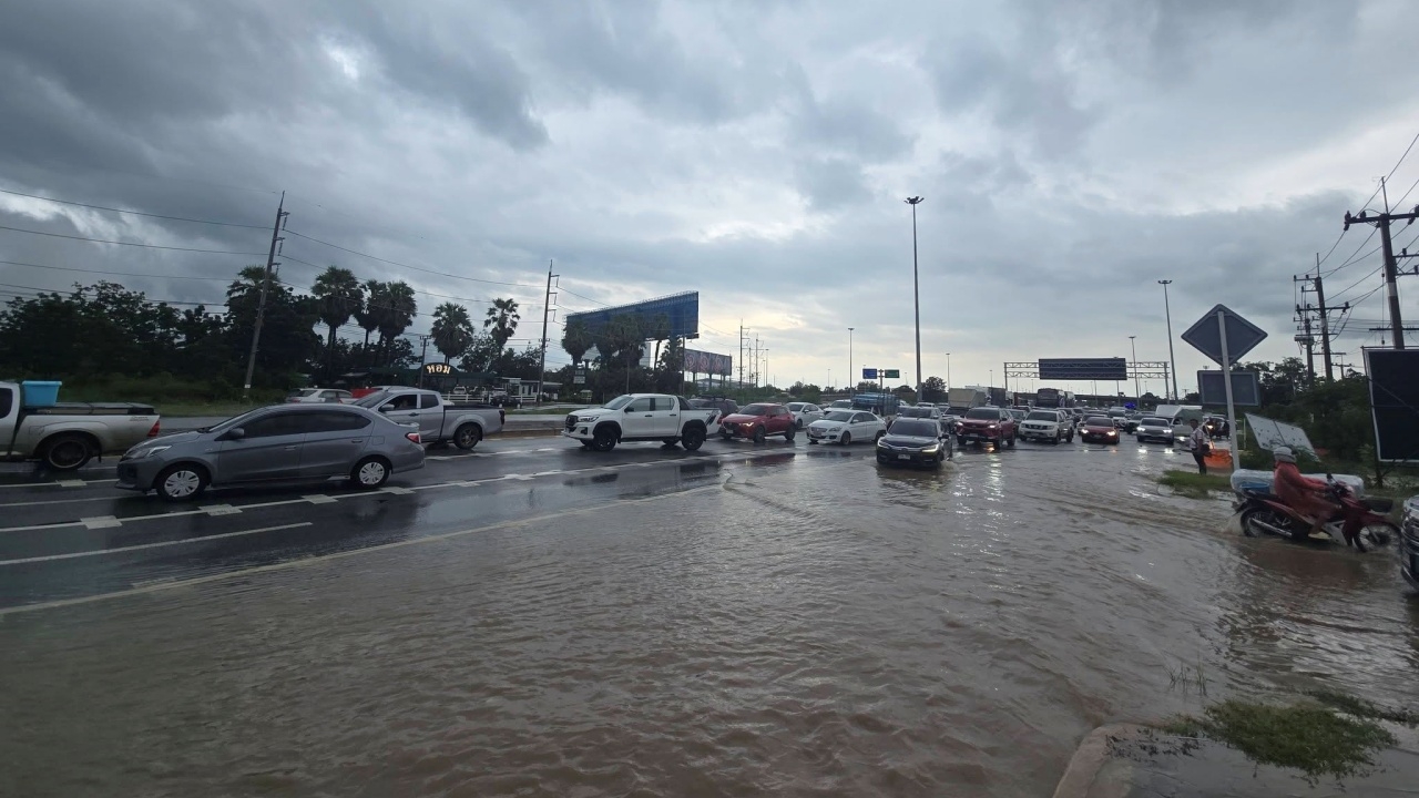 กาญจนบุรีอ่วม ฝนตกหนักต่อเนื่อง ทำน้ำป่าทะลักท่วมทางขึ้น-ลง มอเตอร์เวย์ M81