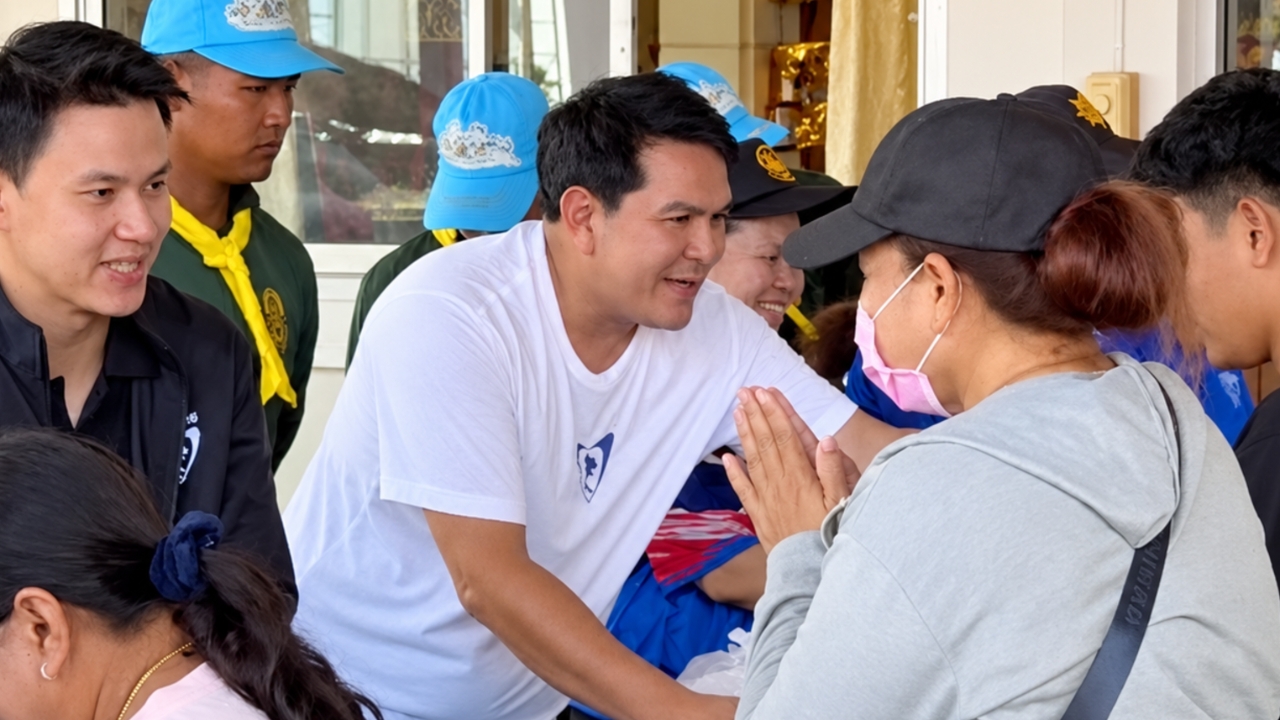 “สุรศักดิ์” ลุยน้ำท่วมบางไทร อยุธยา มอบถุงยังชีพ เผยรัฐโอนเงินเยียวยาแล้วเกือบ 5 หมื่นครัวเรือน
