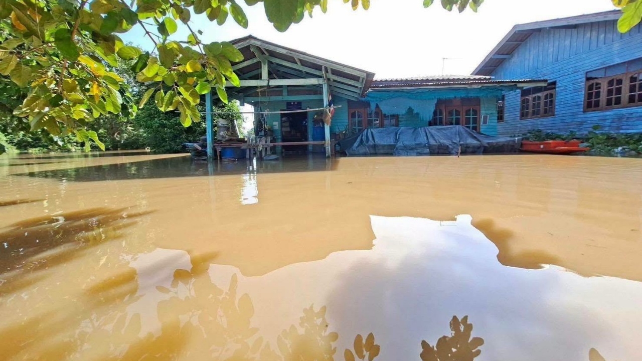 อัปเดต "น้ำท่วม" 21 จังหวัด-กทม. หลายพื้นที่ระดับน้ำทรงตัว ยังเฝ้าระวังใกล้ชิด