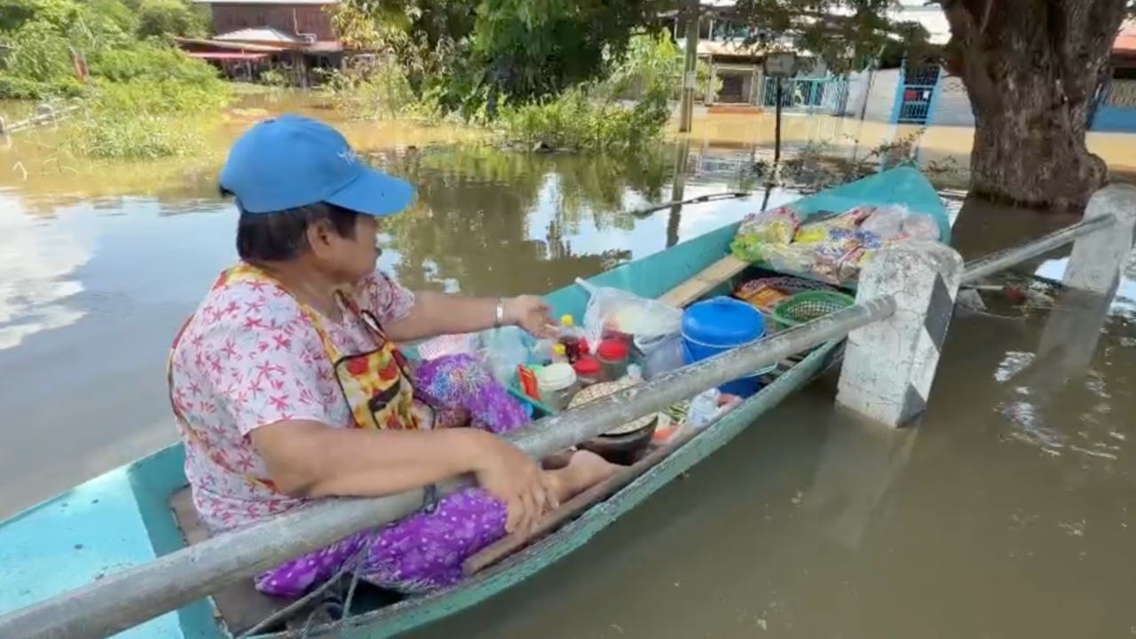 อยุธยายังอ่วม น้ำท่วมสูง 1-2 เมตร ชาวบ้านสู้ชีวิตพายเรือขายส้มตำ คนอยู่หอพักหวั่นไม่ได้เยียวยา