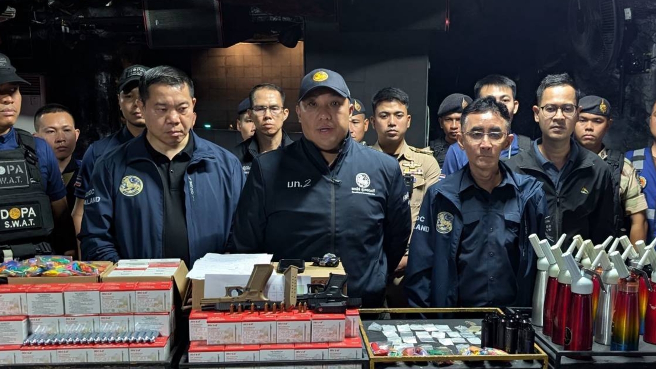 “พลพีร์” นำทีมบุกสถานบันเทิงย่านข้าวสาร เยาวชนอื้อ เจอยาเสพติด-แก๊สหัวเราะเพียบ