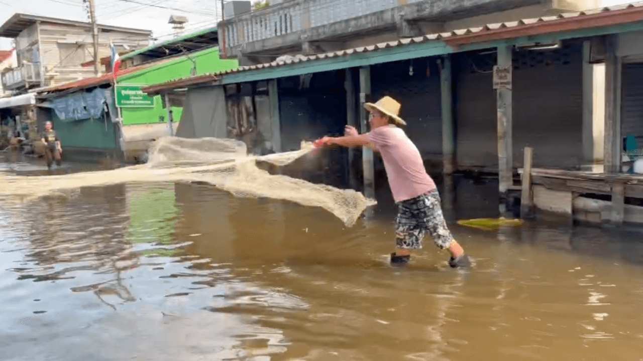น้ำท่วมลาดกระบัง 2 สัปดาห์ยังไม่ลด ชาวบ้านท้อ ทอดแหจับปลาประทังชีวิต