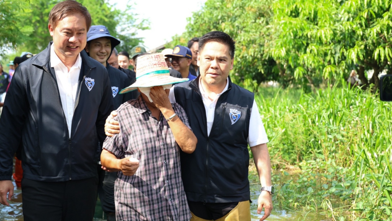 ลุยน้ำท่วมสุพรรณบุรี “วราวุธ” เยี่ยมประชาชน-มอบถุงยังชีพ เร่งผลักดันน้ำ ขอให้อดทน