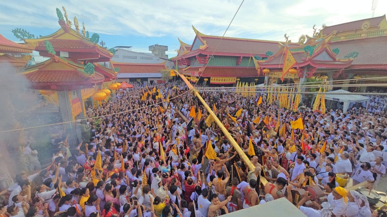 เริ่มแล้ว ประเพณีถือศีลกินผักภูเก็ต 2569 ประชาชนสวมชุดขาวเนืองแน่น