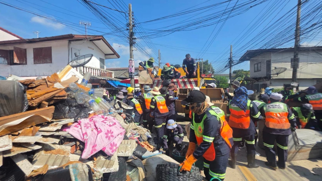 กทม. ผสานกำลังกว่า 600 ชีวิต ลุยเคลียร์ขยะตกค้างเคหะร่มเกล้า ตั้งเป้าแล้วเสร็จใน 3 วัน