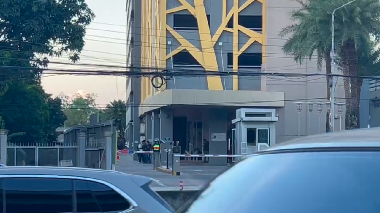 ด่วน "ชายคลั่ง" ถือปืนหน้าคอนโดย่านไทรม้า ล่าสุดยังไม่ยอมวางอาวุธ