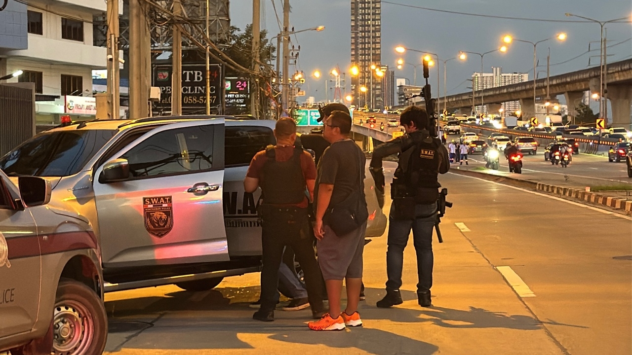 สรุปเหตุ "ชายคลั่ง" หนีหมายจับ-ขู่จบชีวิต เจรจานานกว่า 2 ชั่วโมง ก่อนยอมมอบตัว