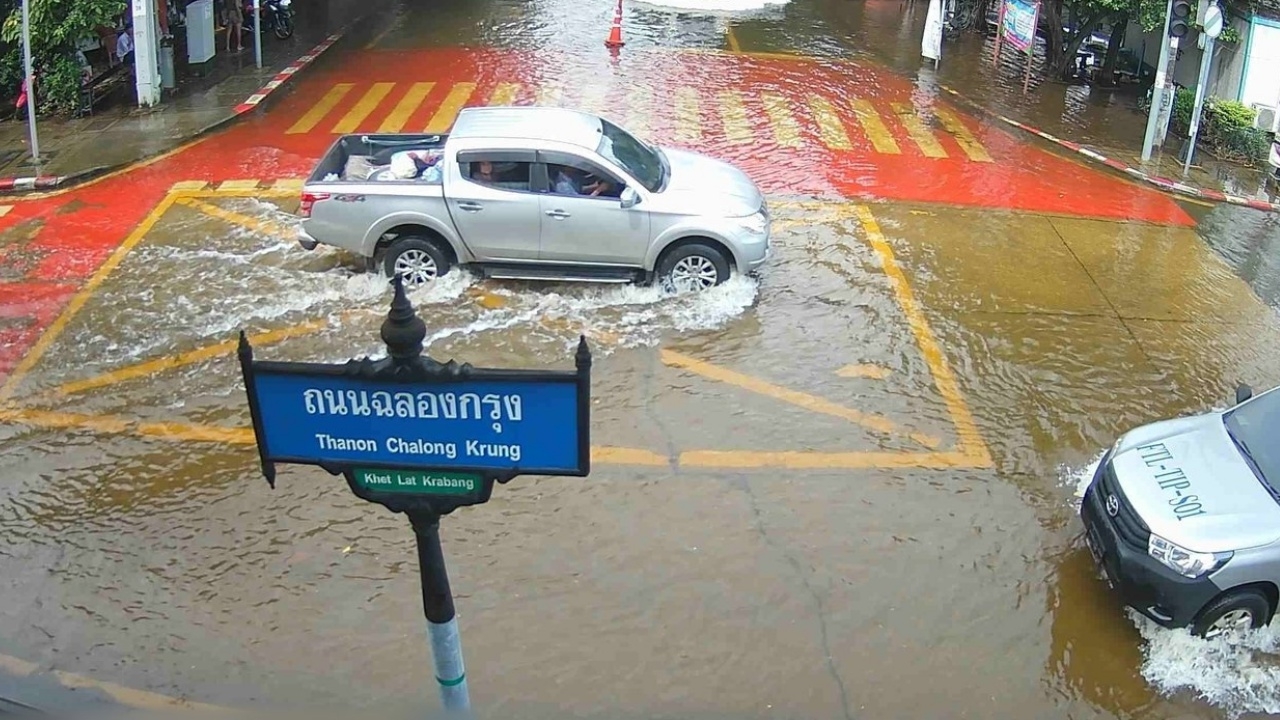กทม. อัปเดตล่าสุด จุดน้ำท่วมถนนสายหลัก "ถนนฉลองกรุง" น้ำยังสูง 15–25 ซม.
