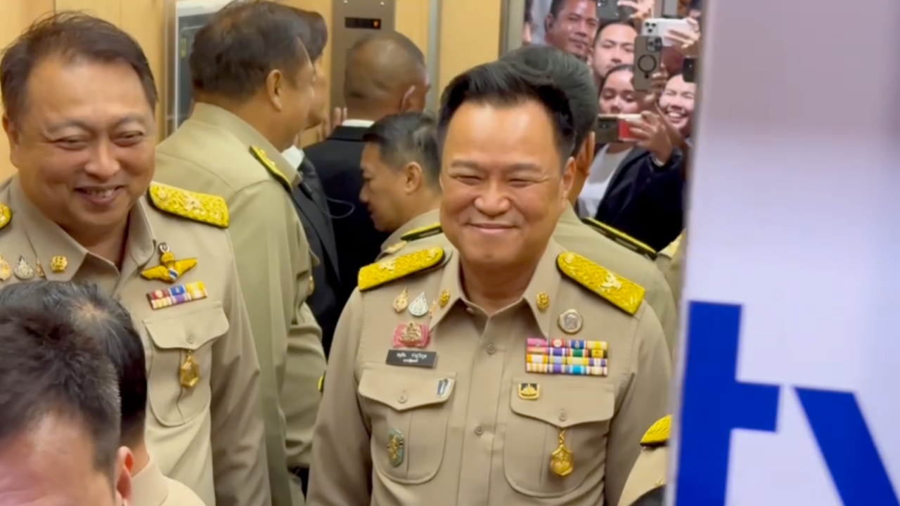 “อนุทิน” ยันบริหารน้ำเป็นหนึ่งเดียว ไม่ทำแตกแยก ยิ้มแป้นไม่ตอบหลัง “เนวิน” อวยพรนั่งนายกฯ 2 สมัย 