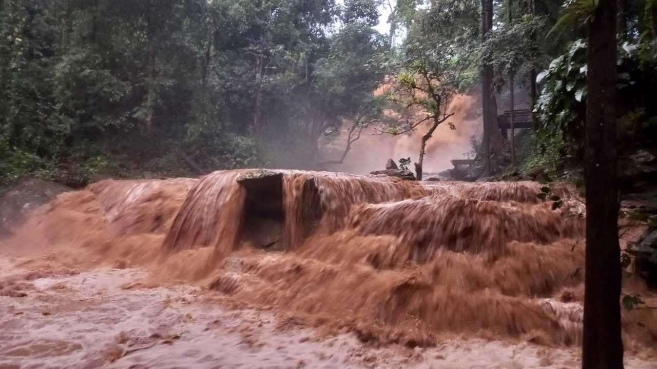 อ.แม่ริม ฝนตกหนัก น้ำป่าทะลัก "น้ำตกแม่สา-น้ำตกตาดหมอก" อุทยานฯ สั่งปิดชั่วคราว