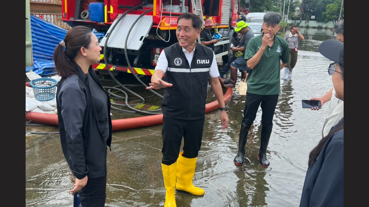 เร่งระบายน้ำหมู่บ้านนักกีฬา สูบลงคลองทับช้าง คาดฝั่งซอยเลขคู่น้ำลดใน 24 ชม.