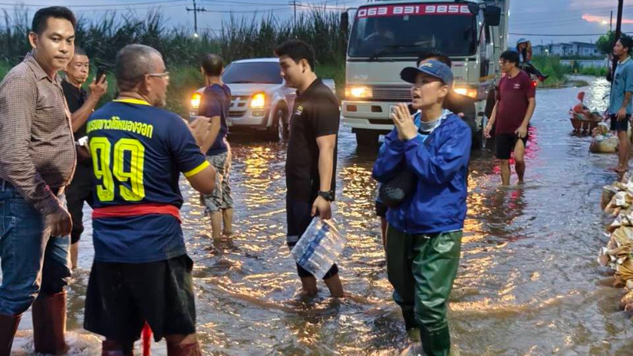 “รัดเกล้า” ลุยน้ำท่วมฟลอร่าวิลล์ สุวินทวงศ์ น้ำท่วมกว่า 11 วัน 