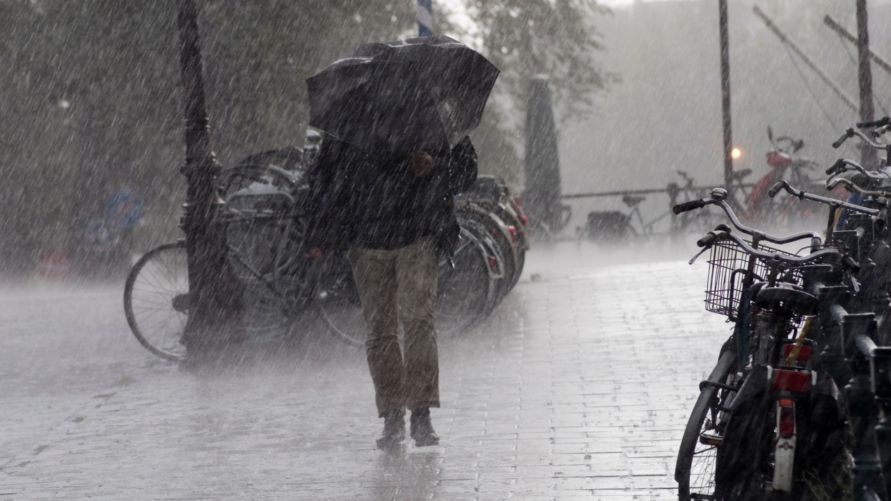 ประกาศอุตุฯ ฉบับ 10 เตือนพื้นที่เสี่ยงฝนตกหนัก ระวังลมกระโชกแรง ลูกเห็บตก