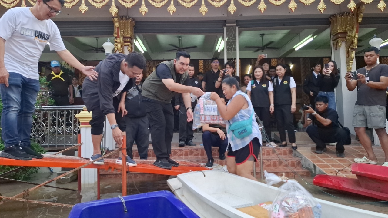 รมช.เกษตรฯ ลุยน้ำท่วมปทุมธานี มอบถุงยังชีพช่วยผู้ประสบภัย ติดตามสถานการณ์น้ำเจ้าพระยา