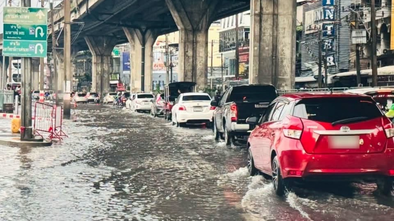 ถนนรามคำแหง ขาเข้า ฝั่งหน้า ม.ราม น้ำท่วมขังหลังฝนตกหนัก สูง 5-10 เซนติเมตร