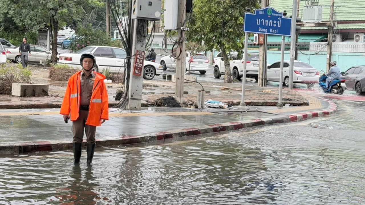 แจ้งเตือนชาวบางกะปิ อย่าเพิ่งยกของลงจากที่สูง เหตุน้ำในคลองมีระดับสูง
