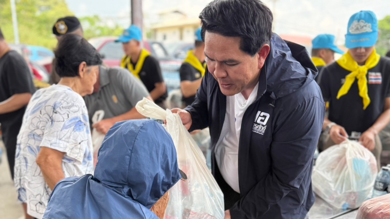 “สุรศักดิ์” นำทีมลุยน้ำท่วมอยุธยา มอบถุงยังชีพ-เยี่ยมผู้ป่วยติดเตียง