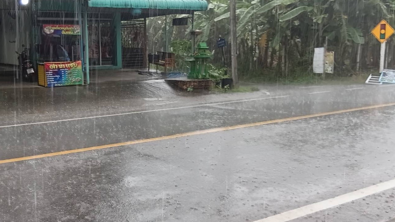 พายุฝนถล่ม อ.สันกำแพง "นายอำเภอ" สั่งเฝ้าระวังสถานการณ์ตลอด 24 ชั่วโมง