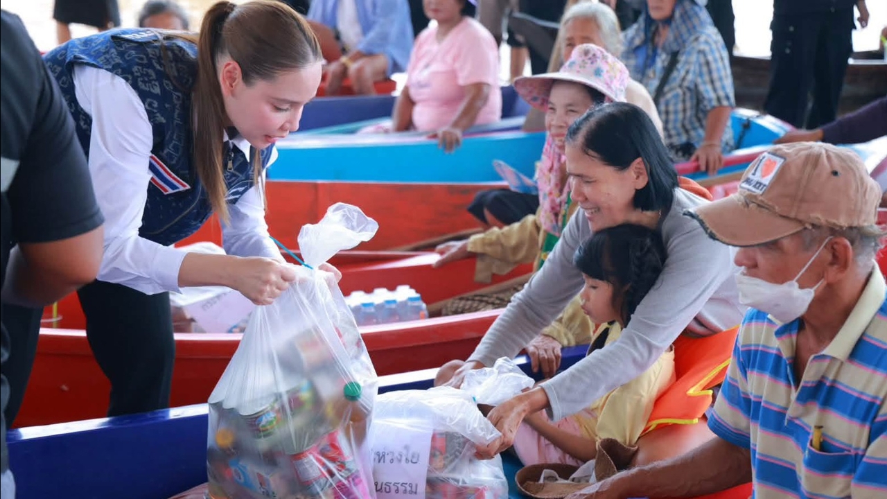 “ซาบีดา” ลงพื้นที่ผักไห่ เยี่ยมให้กำลังใจผู้ประสบอุทกภัย พร้อมติดตามความเสียหายโบราณสถาน 