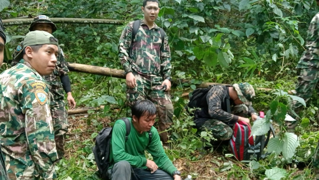 เจอแล้ว หนุ่มหลงป่าถ้ำหลวง สภาพอิดโรย เร่งพาลงดอย นำตัวส่ง รพ.