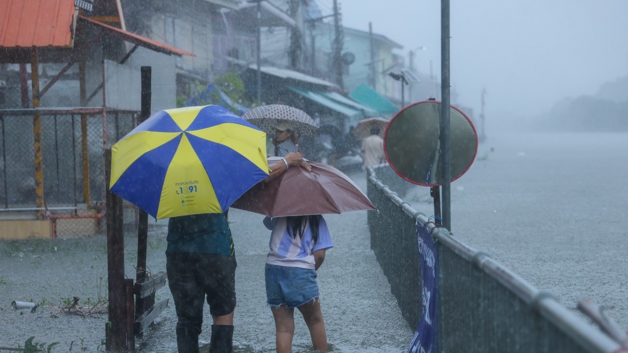 ปภ. เตือนฝนยังไม่แผ่ว 5–7 ต.ค. เตรียมรับมือ "ฝนฟ้าคะนอง-ฝนตกหนักหลายพื้นที่"