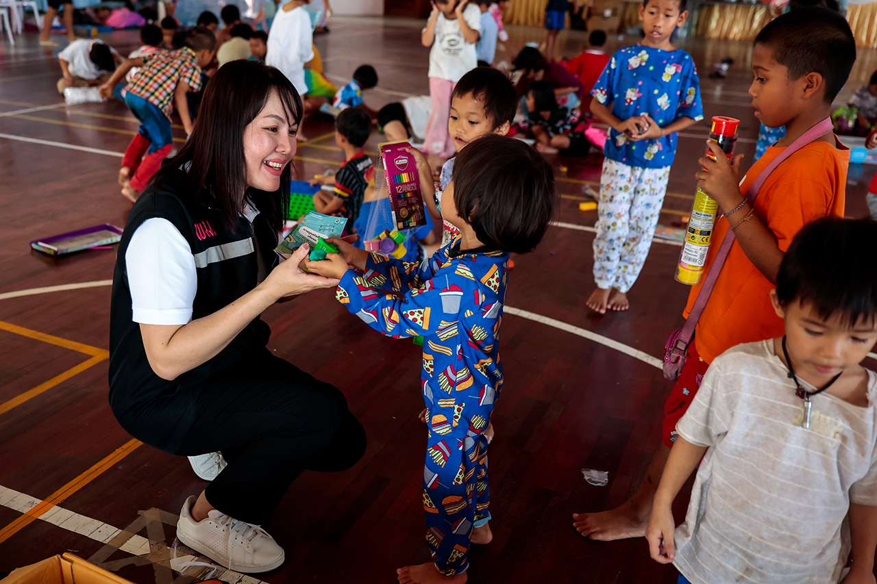 น.ส.วรรณวิสา พิทักษ์วงษ์ หัวหน้าบ้านพักเด็กและครอบครัวจังหวัดราชบุรี สังกัดกรมกิจการเด็กและเยาวชน กระทรวงการพัฒนาสังคมและความมั่นคงของมนุษย์ พูดคุยกับเด็กๆ เธอระบุว่านอกจากปัญหาทางกายภาพแล้ว สภาพจิตใจของเด็ก โดยเฉพาะเด็กเล็กที่ต้องเปลี่ยนที่อยู่อาศัยก็เป็นสิ่งสำคัญที่ควรใส่ใจ