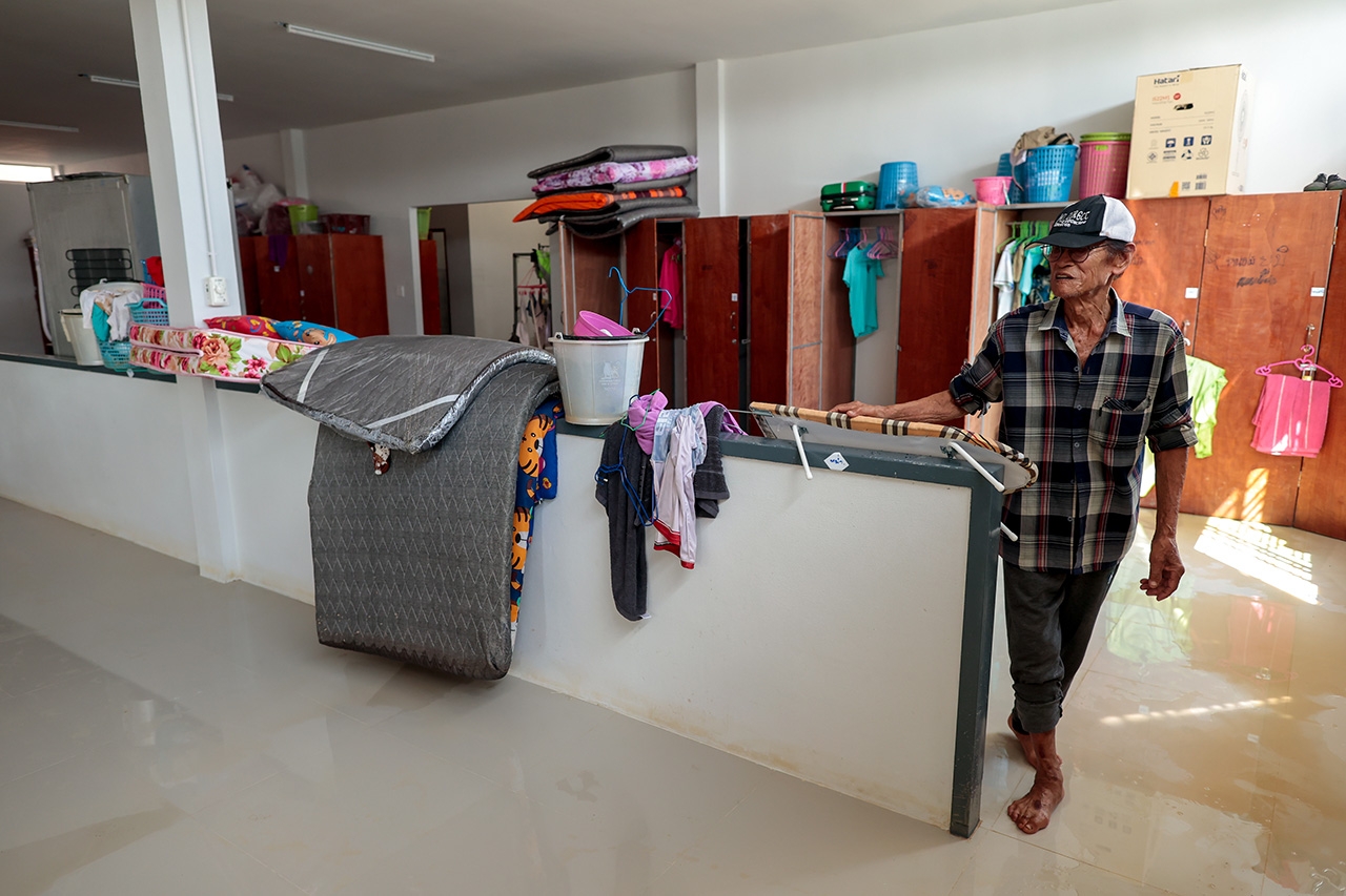 สภาพห้องพักของเด็ก ภายในวัดใหม่สี่หมื่น อ.ดำเนินสะดวก จ.ราชบุรี หลังน้ำลด มีอุปกรณ์โดยเฉพาะที่นอนเด็กและตู้ใส่เสื้อผ้าที่ได้รับความเสียหาย