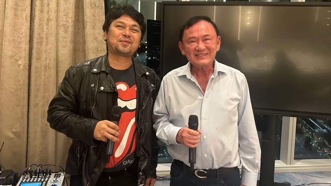 “เสก โลโซ” โชว์ภาพจับไมค์ควงคู่ “ทักษิณ” บอก “ใจสั่งมา”