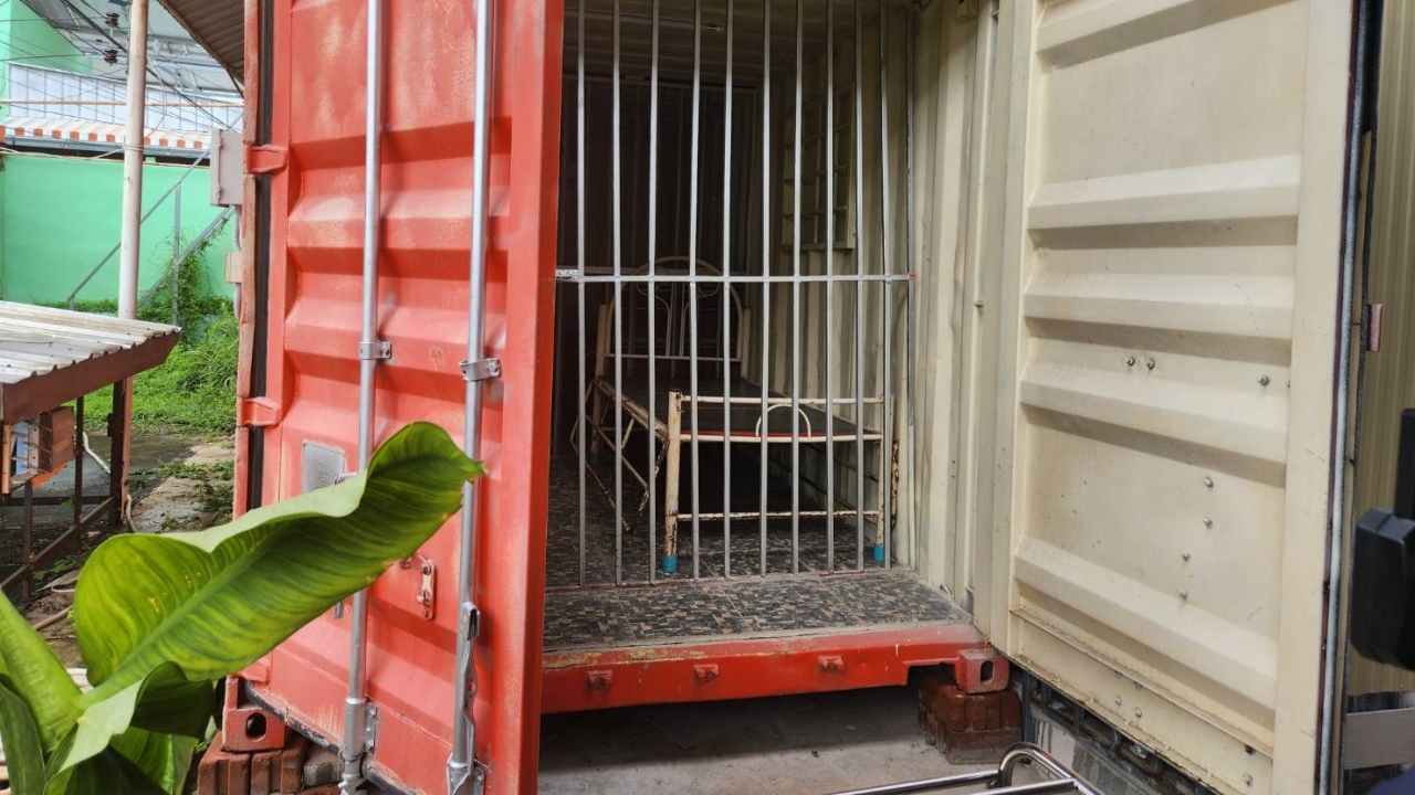 ตรวจศูนย์ดูแลคนแก่ เมืองกาญจน์ พบผู้ป่วยจิตเวช 92 ราย เตียงกรง-ห้องขัง ทำเกินมาตรฐาน