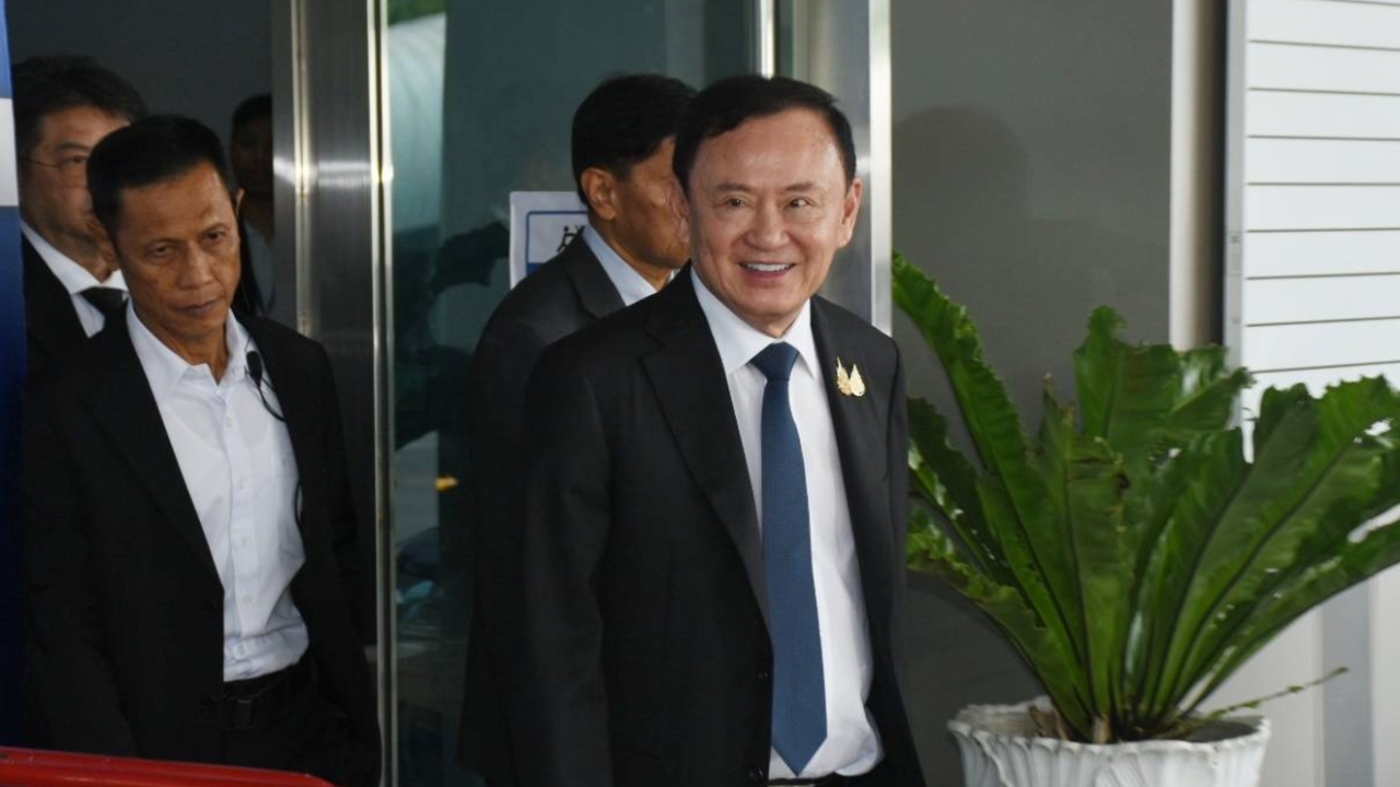 “ทักษิณ” ยิ้มหลังเบิกความคดียึดทรัพย์ซ้ำซ้อนภาษี 17,000 ล้าน นัดฟังคำสั่ง 16 พ.ย.