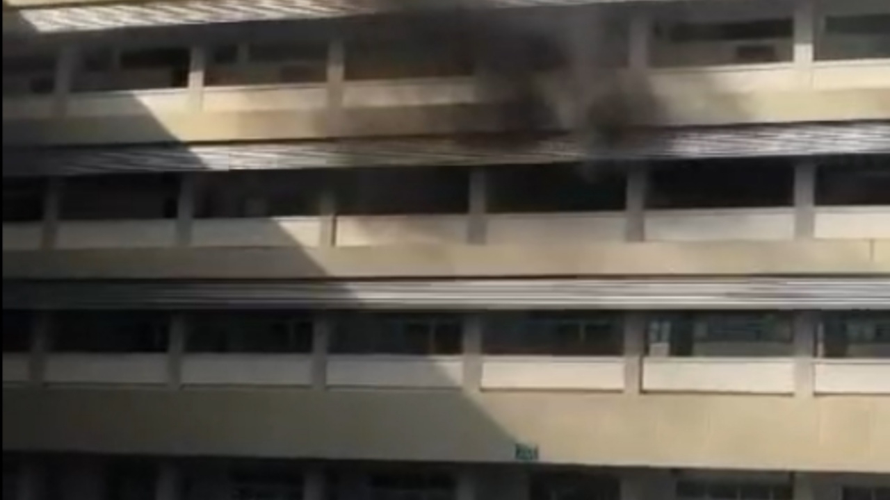 ลำปางระทึก ไฟไหม้แอร์ในห้องเรียน ม.3 โรงเรียนดัง เด็กกว่า 40 ชีวิตวิ่งหนีตาย
