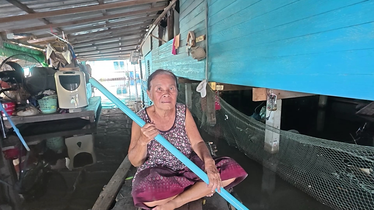ฉะเชิงเทราน้ำท่วม 20 วันยังไม่ลด ยายวัย 81 นั่งโฟม พายหนีปลิงกัด