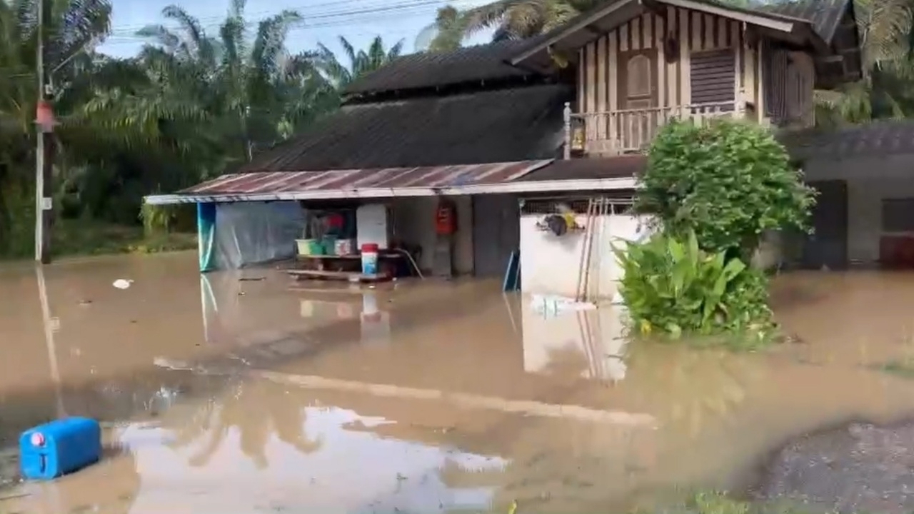 กระบี่ฝนตกต่อเนื่อง ทำน้ำท่วมกระทบ 5 อำเภอ คลองปกาสัยน้ำทะลัก เร่งอพยพชาวบ้าน