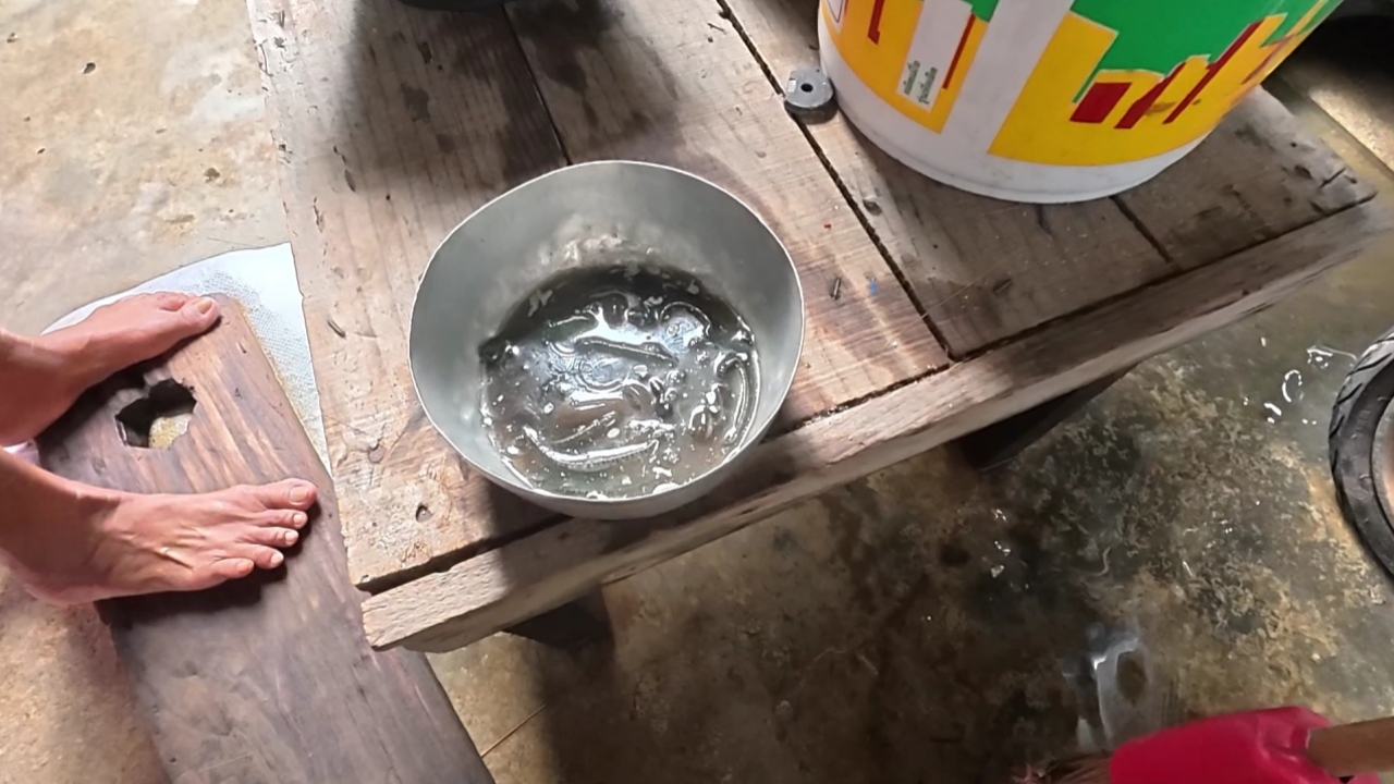 หญิงวัย 66 ปี ดองปลิงนับสิบเก็บไว้เป็นที่ระลึก หลังถูกกัดขณะลุยน้ำท่วม