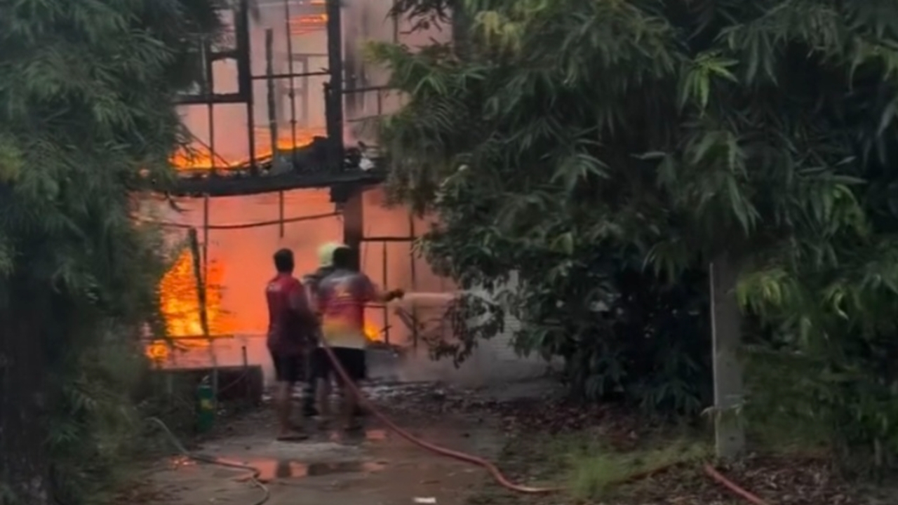 ไฟไหม้บ้านพักข้าราชการ รพ.พิชัย จ.อุตรดิตถ์ สลดพยาบาลวิชาชีพดับ 1 ศพ