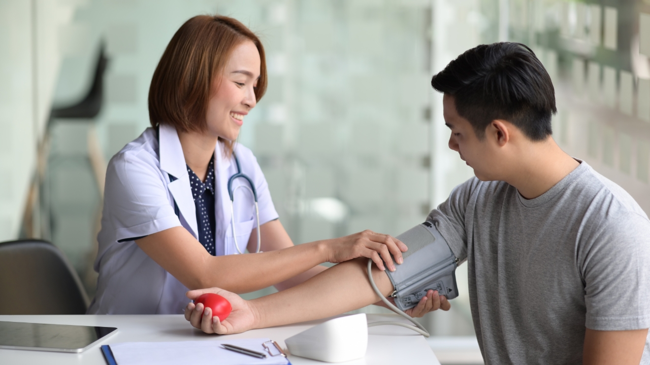 อายุ 30 40 50 ควรตรวจอะไร? รวมเช็กลิสต์ดูแลสุขภาพและลดความเสี่ยงตามช่วงวัย