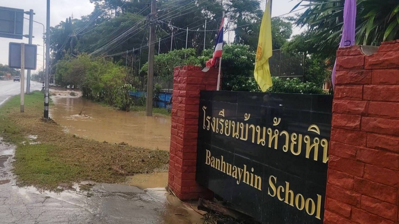 ฝนตกหนักนานเป็นชั่วโมง โรงเรียนบ้านห้วยหินอ่วม น้ำป่าไหลทะลักเข้าท่วมครั้งที่ 2