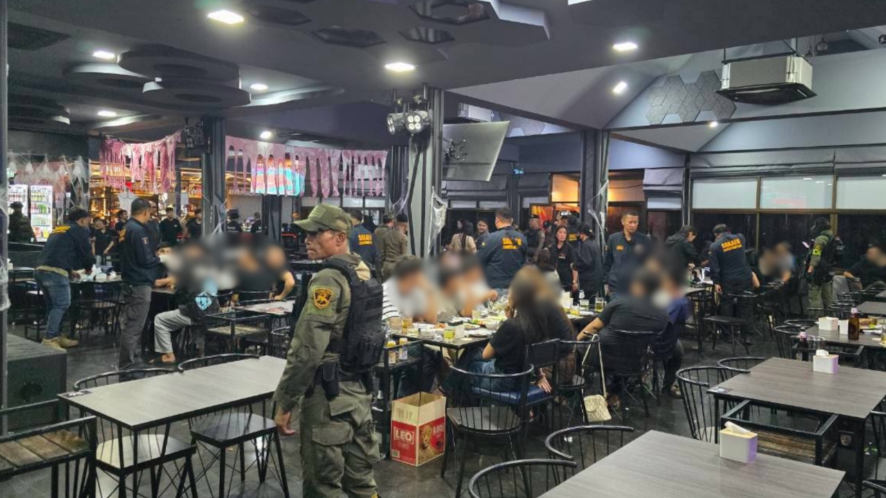 บุกสถานบันเทิงสระแก้ว เปิดเกินเวลา ไร้ใบอนุญาต รวบ 5 ราย พัวพันยาเสพติด-พนันออนไลน์ 