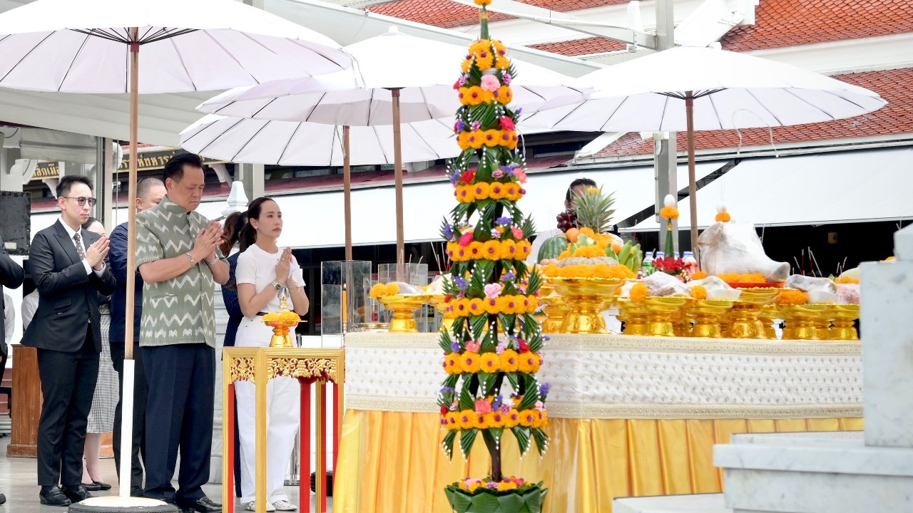 “อนุทิน” พาภริยา ไหว้ศาลหลักเมือง ก่อนแวะกินข้าวเที่ยงกับ “บิ๊กดุลย์”