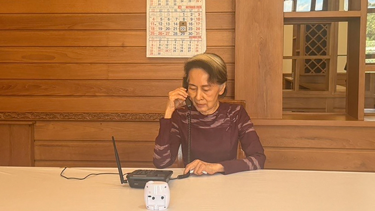 เมียนมาเผยภาพ “อองซาน ซูจี” โทรคุยลูกชายครั้งแรกในรอบกว่า 5 ปี