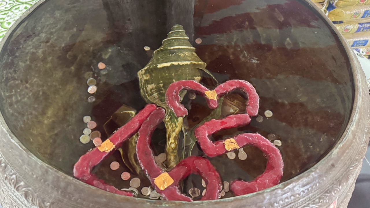 สายมูคึกคัก แห่ส่องเลขเด็ดอ่างน้ำมนต์อาศรมฤาษีเณร ลุ้นโชคงวด 16/10/69