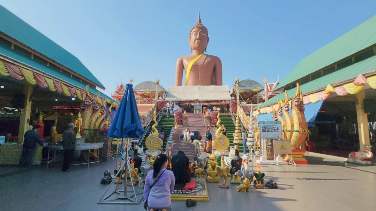 สาวรับเหมาก่อสร้าง แก้บน “หลวงพ่อสมหวัง” ไม่พลาดเขย่าเซียมซีขอเลขเด็ดงวดนี้