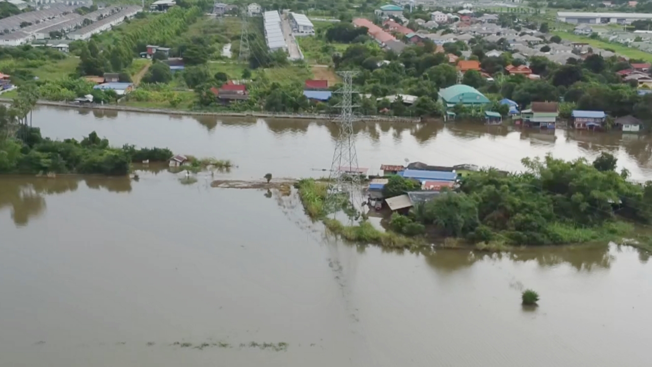 น้ำท่วมอยุธยา ยังกระทบหนัก ชาวบ้านต้องใช้เรือ-วัวควายขาดแคลนหญ้า